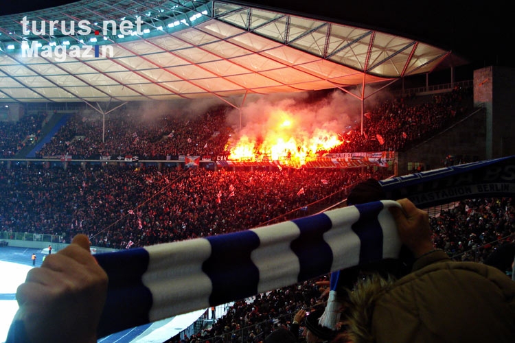 Pyrotechnik in der Unionkurve bei Hertha BSC