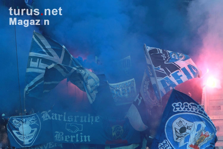 Fans von Hertha BSC zünden in Dresden Pyrotechnik
