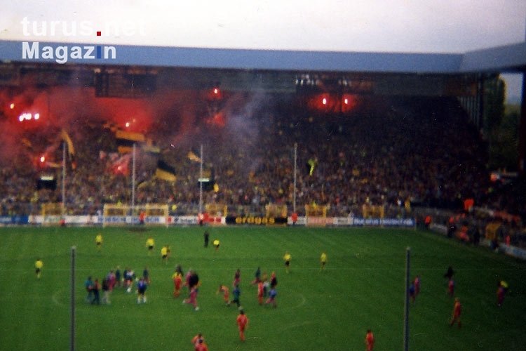 Die Dortmunder Südtribüne des Westfalenstadions brennt, 1991/92