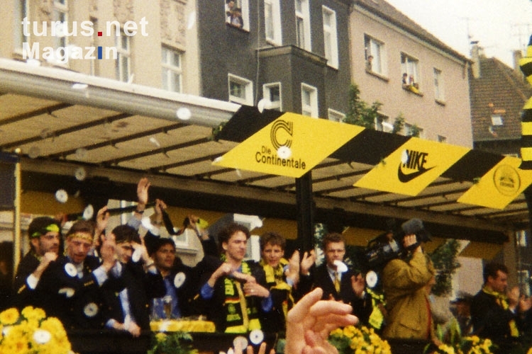Mannschaft von Borussia Dortmund feiert den Titel, Mitte der 90er
