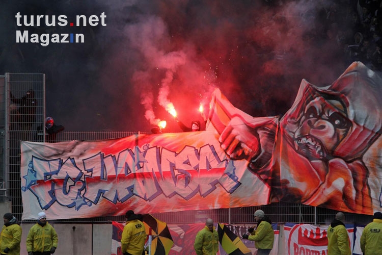 Fans des FC Hansa Rostock zünden in Halle Pyro