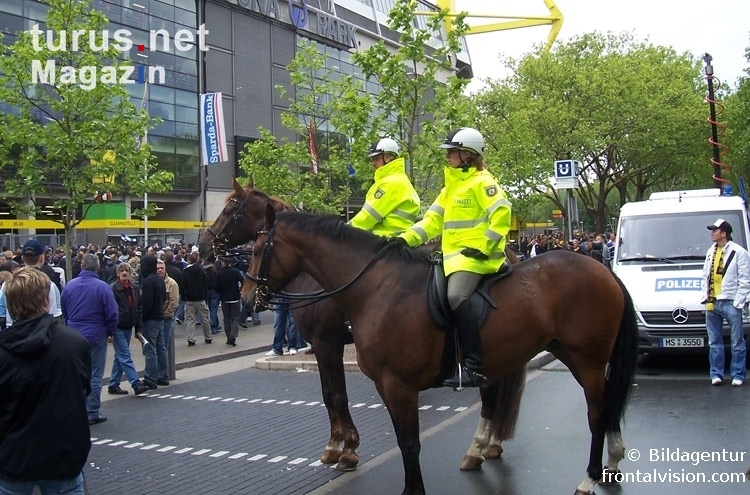 Reiterstaffel vor dem Signal Iduna Park in Dortmund