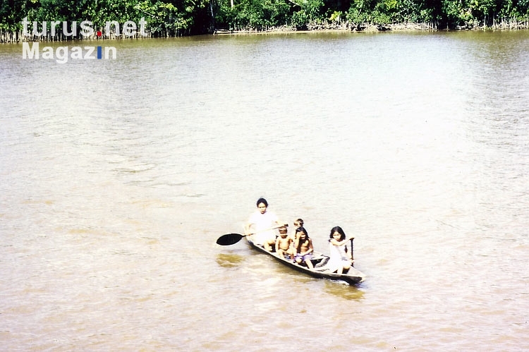Einwohner im Kanu unterwegs auf dem Amazonas