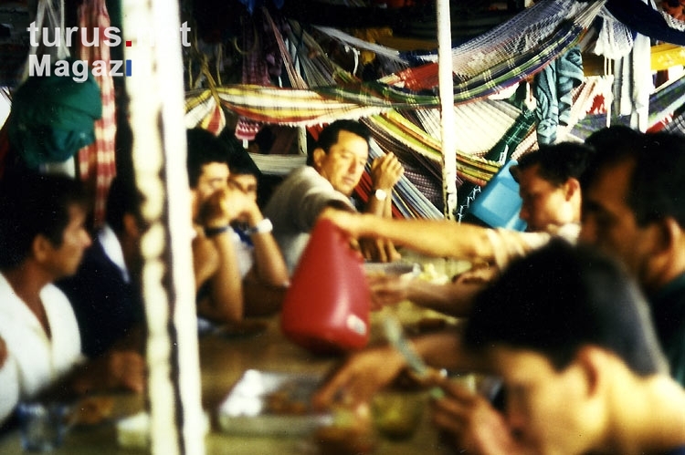 gemeinsame Mahlzeit an Deck eines Amazonas-Schiff