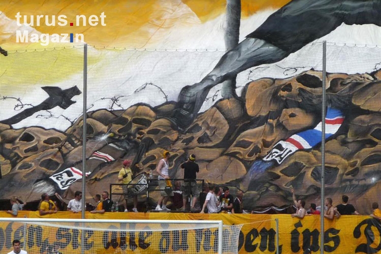 Blockfahne bei Dresden gegen St. Pauli im April 2012