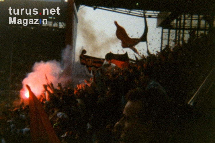 Fans von Eintracht Frankfurt zünden Bengalfackeln im Westfalenstadion, Mitte 90er Jahre