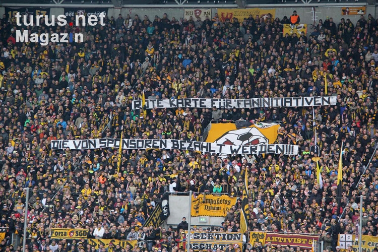 Fans von Dynamo Dresden beim Spiel gegen St. Pauli