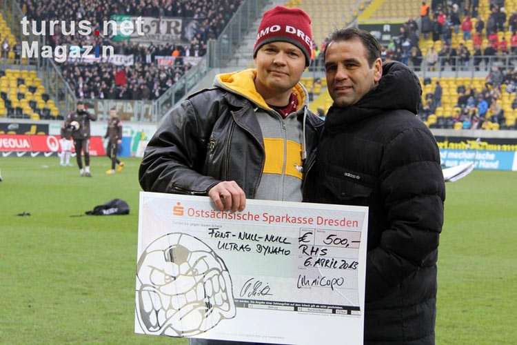 Fußballlegende Ulf Kirsten mit einem 500 Euro-Scheck