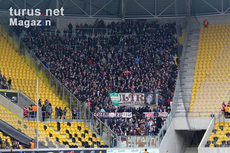 Anhänger des FC St. Pauli bei Dynamo Dresden