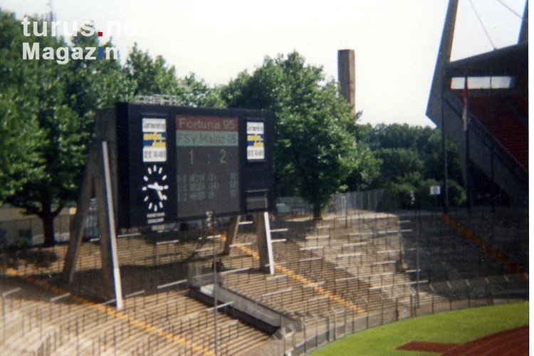 Anzeigetafel des Rheinstadions von Fortuna Düsseldorf, Anfang 90er Jahre