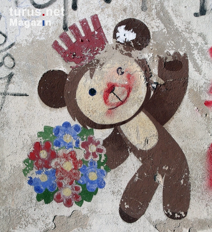 Berliner Bär grüßt mit Blumenstrauß