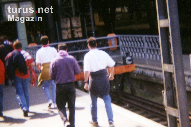 Bayer-04-Fans kommen am Leipziger Hauptbahnhof an, 1994