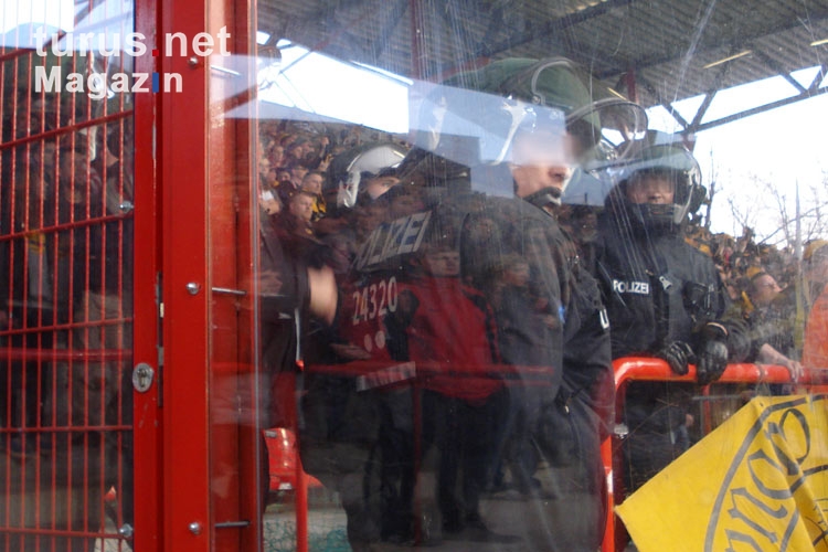 Massive Polizeipräsenz vor dem Dynamo Dresden Block