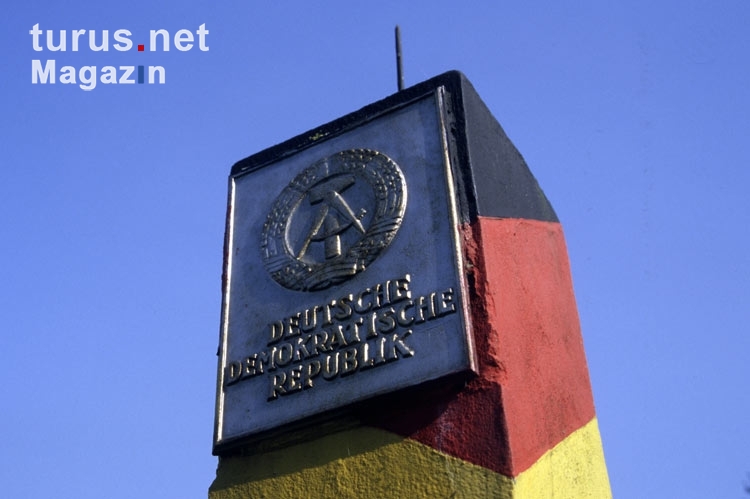 DDR-Grenzsäule mit Plakette
