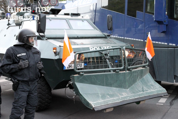 Polizei sichert das Axel Springer Hochaus