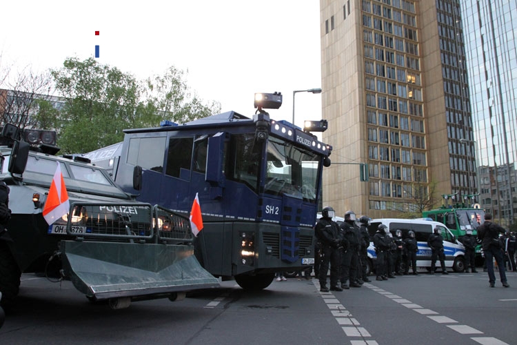 Polizei sichert das Axel Springer Hochaus