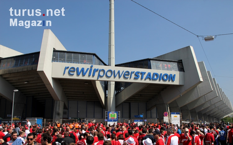FC Köln Fans vor dem Bochumer Stadion