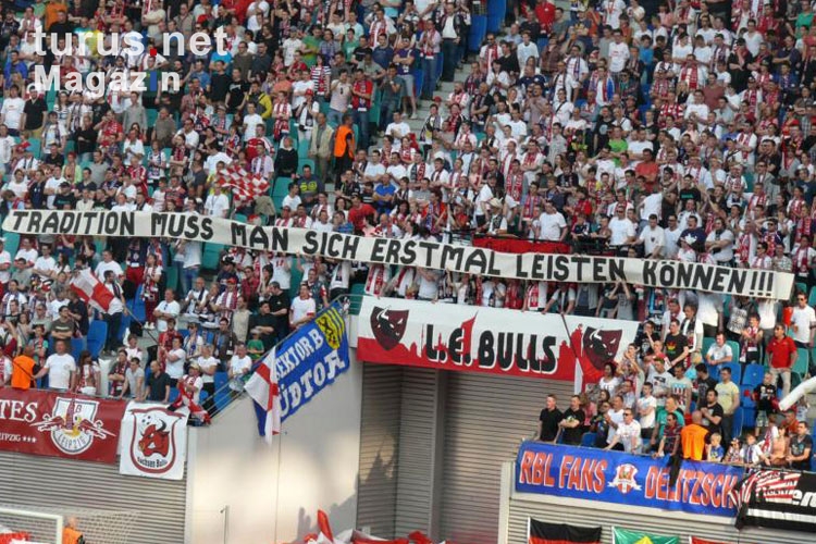 Spruchbänder von RB Leipzig beim Duell gegen den 1. FC Lok