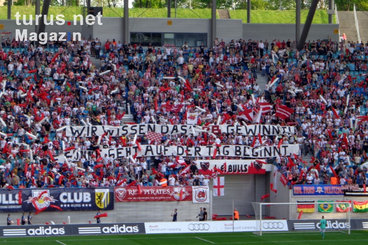 Spruchbänder von RB Leipzig beim Duell gegen den 1. FC Lok