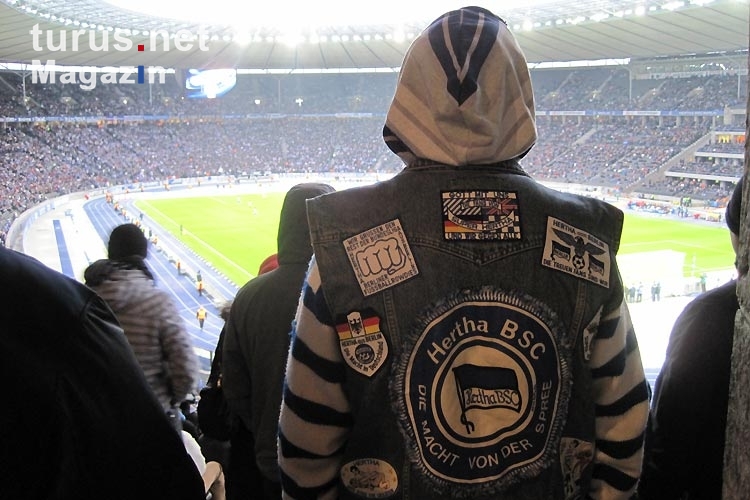 Hertha-Fan mit Kutte im Olympiastadion