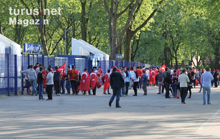 Türkei Fans in Duisburg vor dem Spiel gegen Lettland 28-05-2013