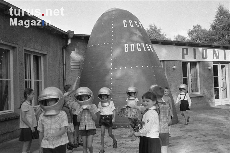 Pioniere spielen in Ostberlin Kosmonauten, 1970