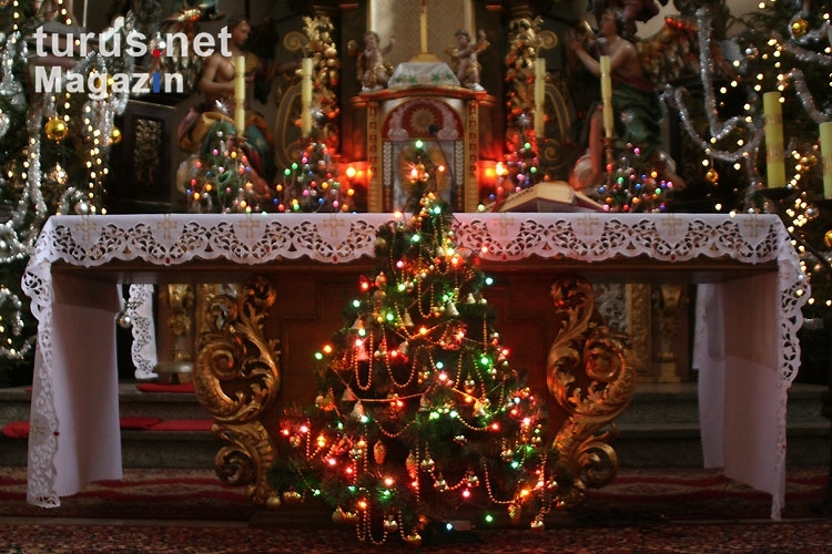 weihnachtlich geschmückte Kirche in Polen