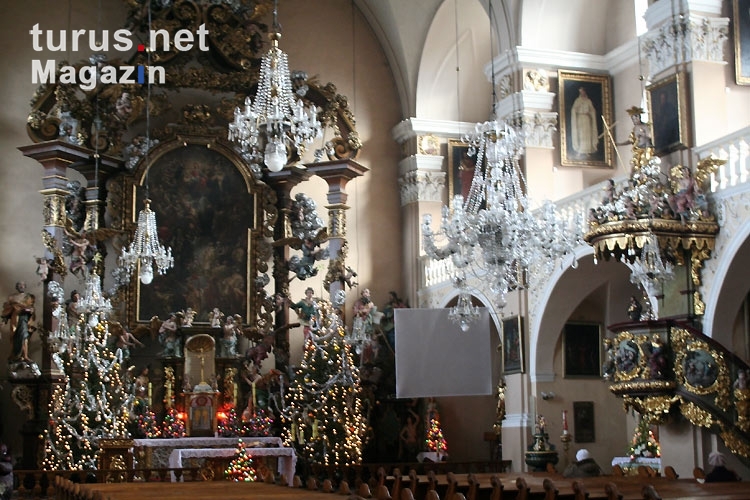 weihnachtlich geschmückte Kirche in Polen