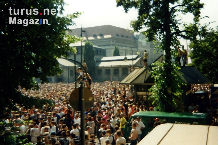 Love Parade in Berlin am Tauentzien, 1995