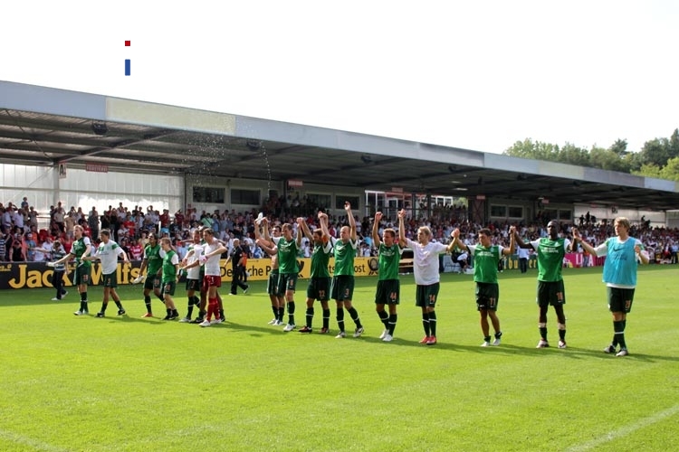 Spieler des SV Werder feiern den 5:0-Sieg
