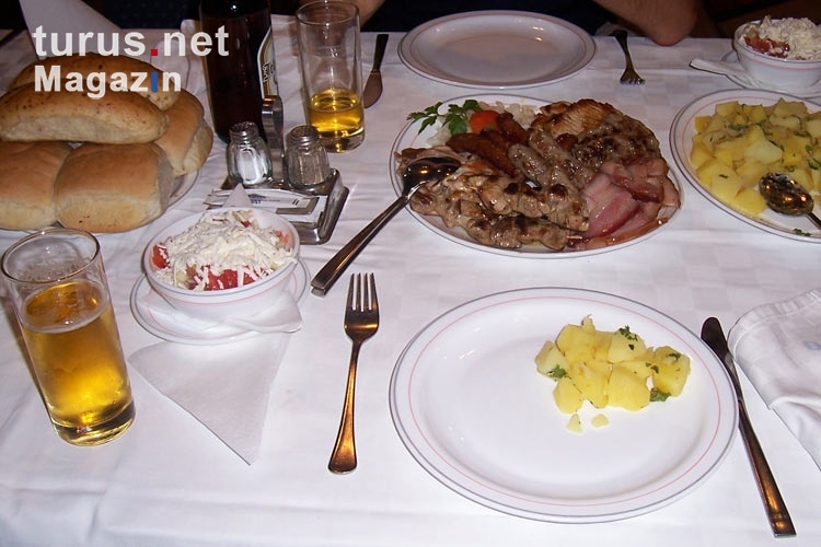 Fleisch, Schopska-Salat und Kartoffeln satt: Leckeres Essen in Serbien
