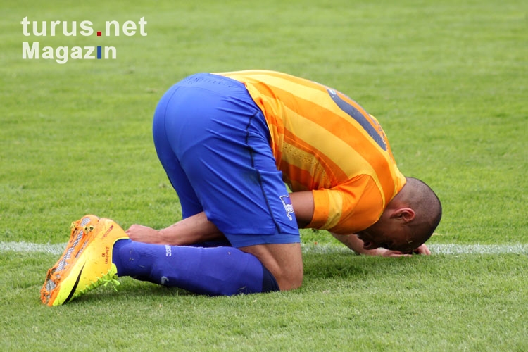 Änis Ben-Hatira im orangen Trikot von Hertha BSC