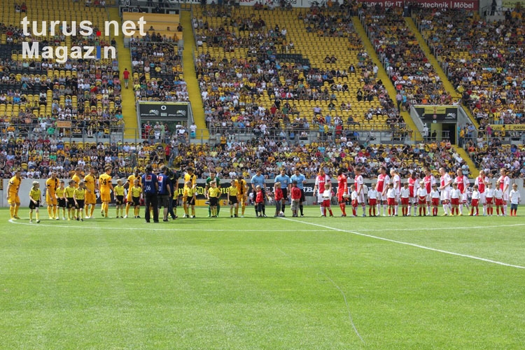 Einlaufen der Mannschaften: Dynamo Dresden vs. Ajax Amsterdam