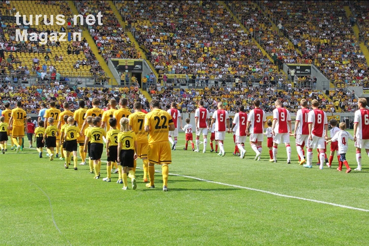 Einlaufen der Mannschaften: Dynamo Dresden vs. Ajax Amsterdam