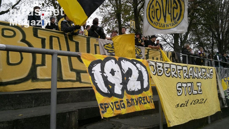 Fans der SpVgg Bayreuth im Hans-Walter-Wild-Stadion