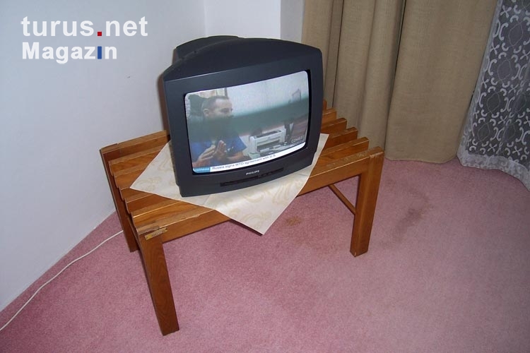 Fernsehgerät in einem schlichten Hotelzimmer