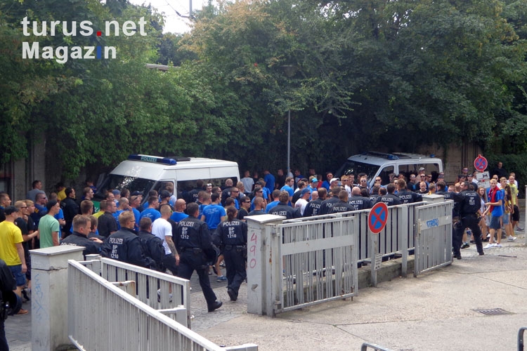 Fans des 1. FC Lokomotive Leipzig auf dem Weg zum Babelsberger Stadion