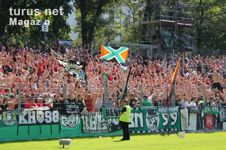 Fans von Hannover 96 im Hamburger Stadion Hoheluft
