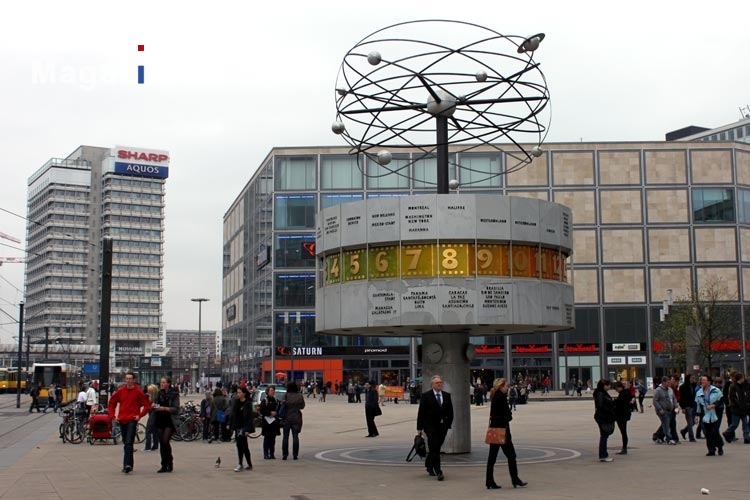 Weltzeituhr am Alexanderplatz in Berlin, 2011