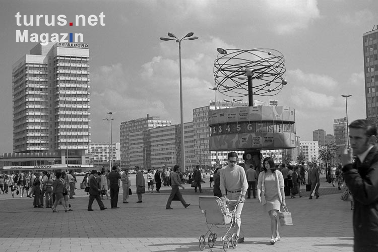 Weltzeituhr am Alexanderplatz in Ostberlin, 1970