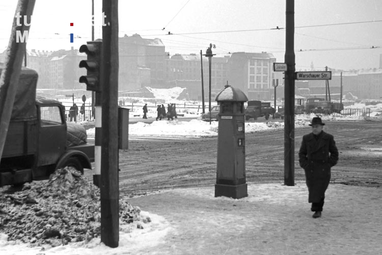 Ecke Stalinallee / Warschauer Straße in Ostberlin, Anfang 50er Jahre