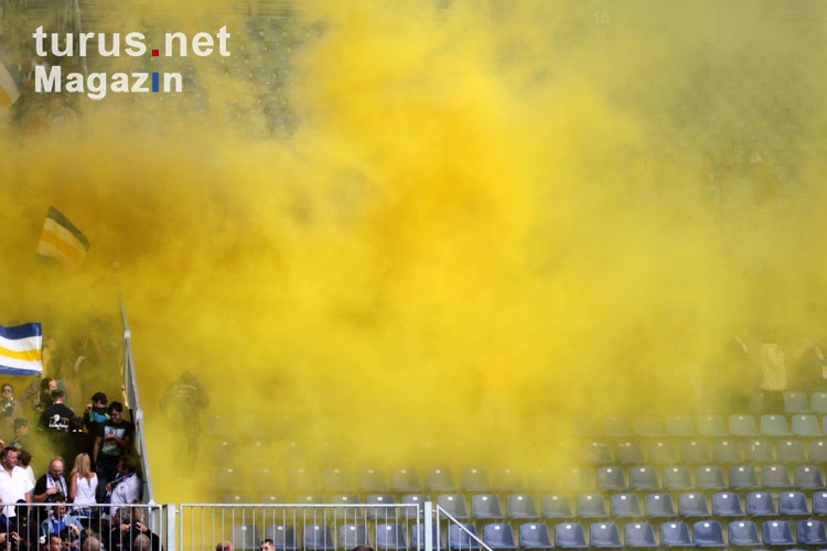 Gelber Rauch im Block der Jena Fans in Magdeburg