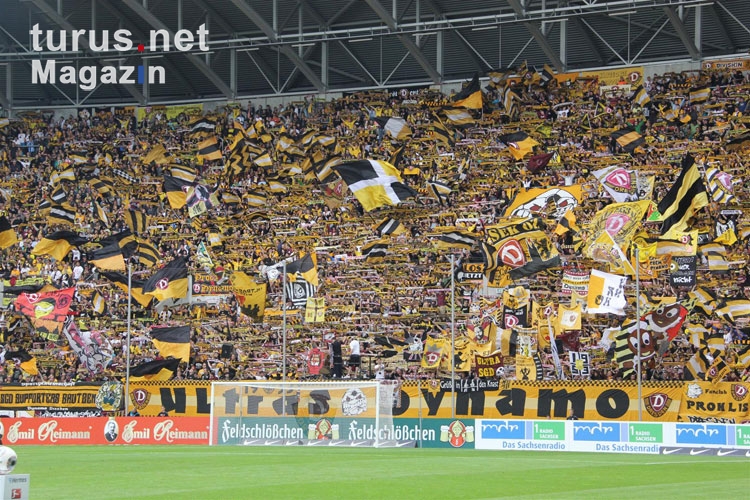 Fans der SG Dynamo Dresden beim Spiel gegen Ingolstadt