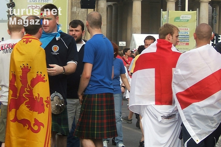 Schottische und englische Fans Seite an Seite