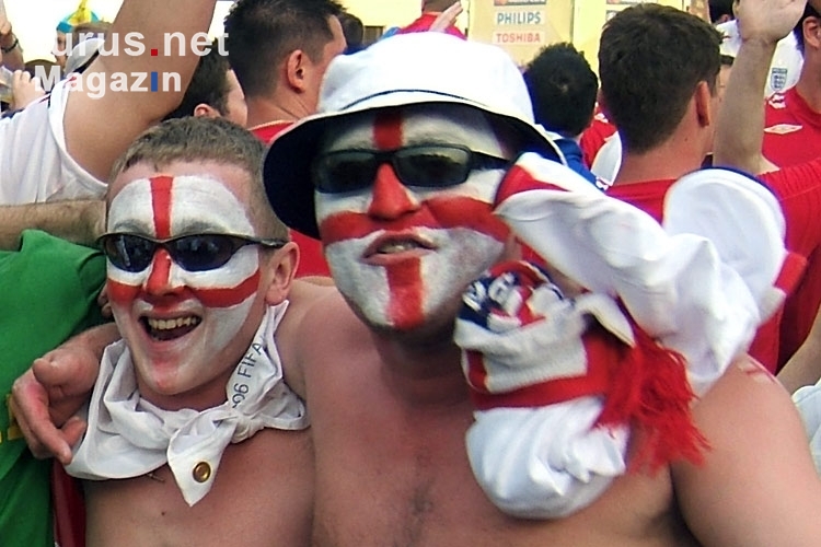 zwei englische Fußballfans mit Gesichtsbemalung