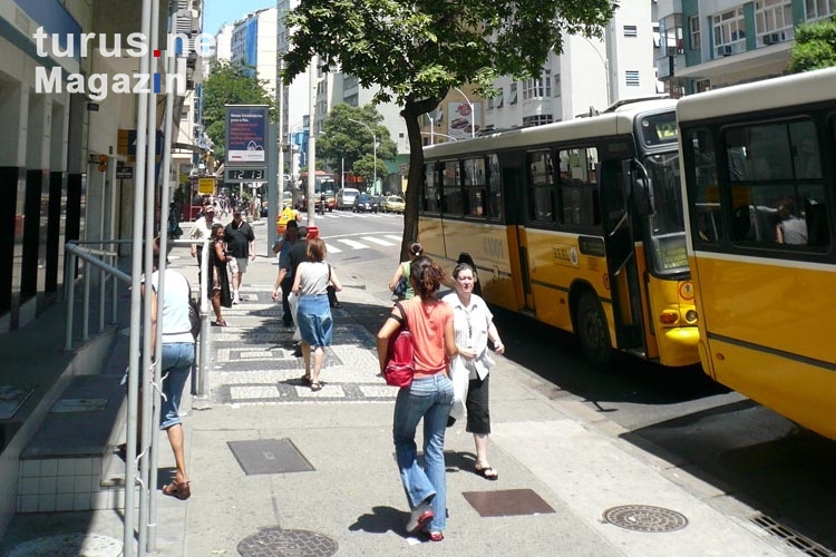Passanten in der Innenstadt von Rio de Janeiro