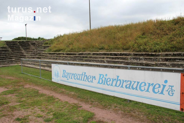 alte Stufen im FC Stadion in Bayreuth