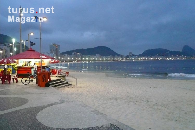 Strand von Copacabana am Abend