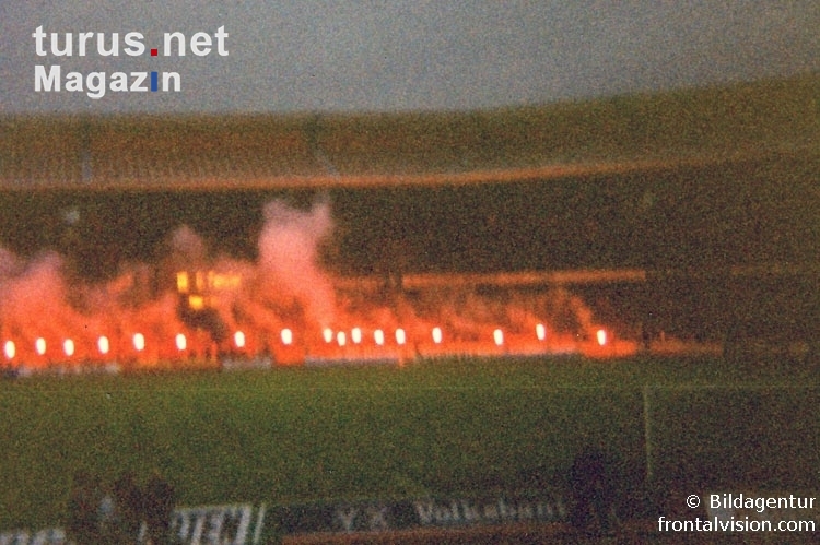 Bengalfackeln im Frankenstadion des 1. FC Nürnberg, 1992