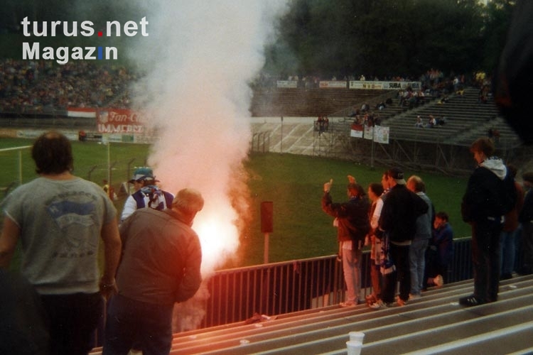 Fans von Hertha BSC mit Bengalfackel in Zwickau, 1995